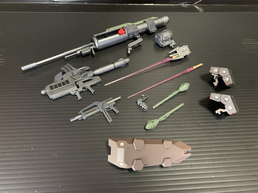 装備一式
グスタフ・カールの物はそのまま
ビームサーベルは刺してるだけなので引き抜けば通常のサーベルとして使えます。
脚部のミサイルコンテナはハッチに使えるパーツ分割のため再現を試みたのですが、どうも納得のいく形にまとめることが出来ず断念、見た目に変化はありませんが脚の中はかなり荒れてますwww