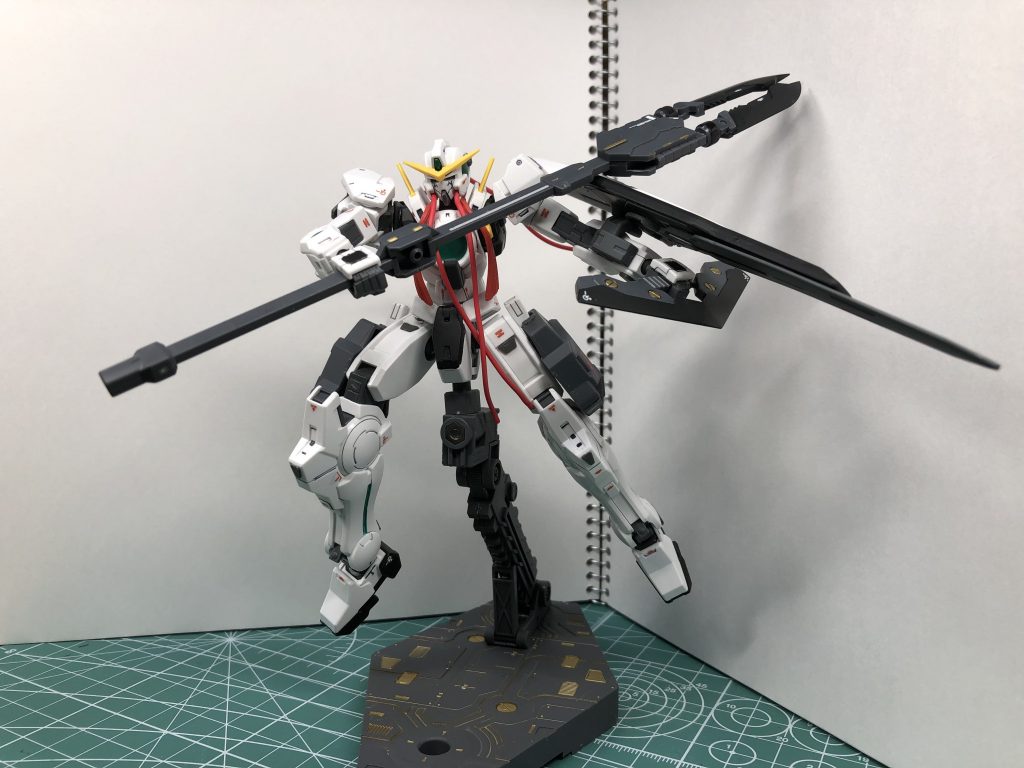 ・GNスピア
 GNダガーと専用のロッドを接続することでできる複合武器、ダガーの部分が稼働しアームのように敵機体の腕や関節部、実体武器などサイズは限られるが掴む事もできる
・GNカタール
 GNアックスの刃の部分を分離させたもの主な運用方法は GNダガーと同じだが、剣自体が大きいためある程度の攻撃を受け止めることもできる