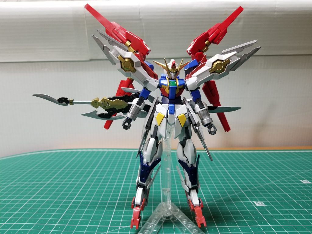 臨戦態勢時には肩のシールドが上がります
肩のシールドと腰のシールドに太陽炉が4つ入ってる設定です！ピンバイスで穴を開けて付けました（笑）