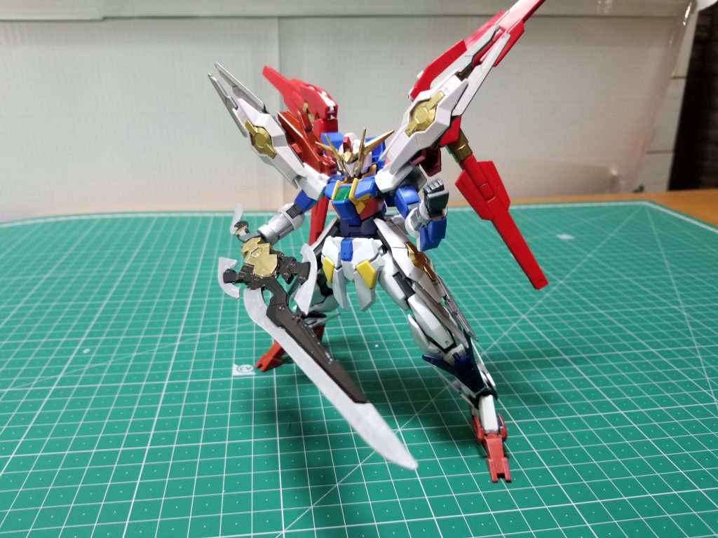 抜刀時になります
剣はウイングゼロ炎のカスタムキットのを使って作りました〜(１箇所にAGE1スパローのナイフのパーツを使ってます)