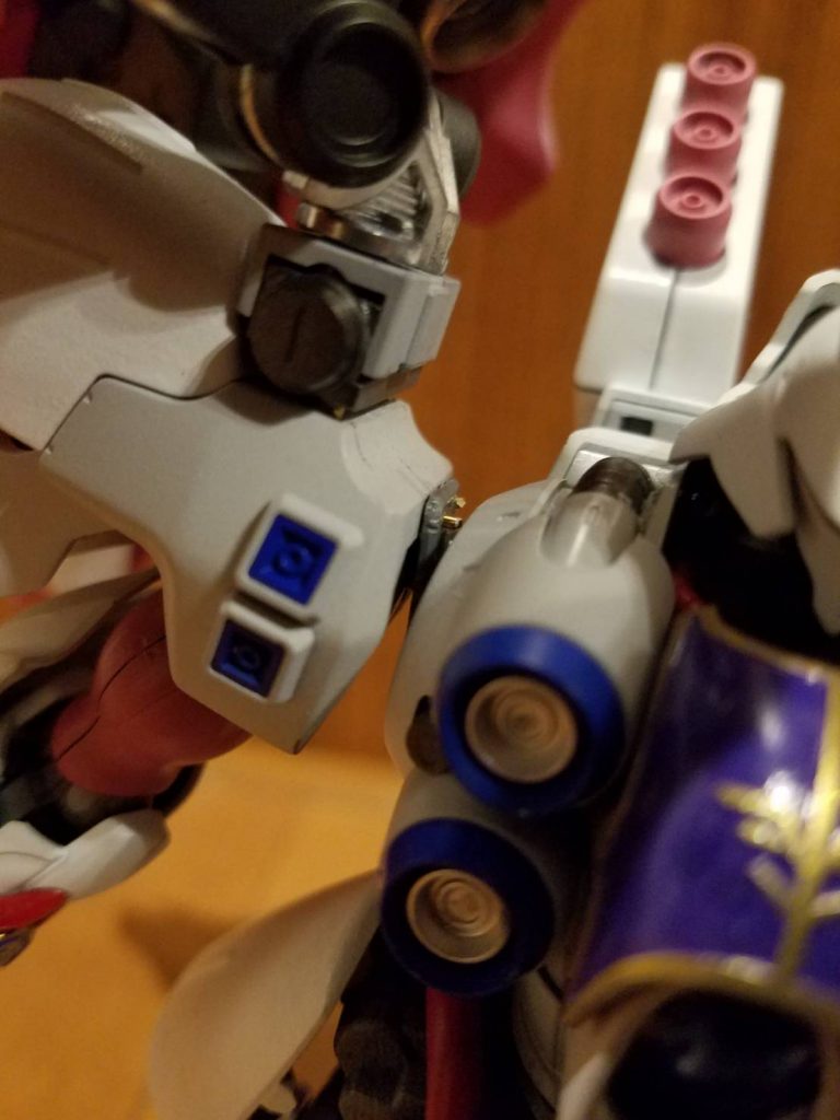 肩が重すぎて下がってしまうので真鍮線をぶっ刺しました。