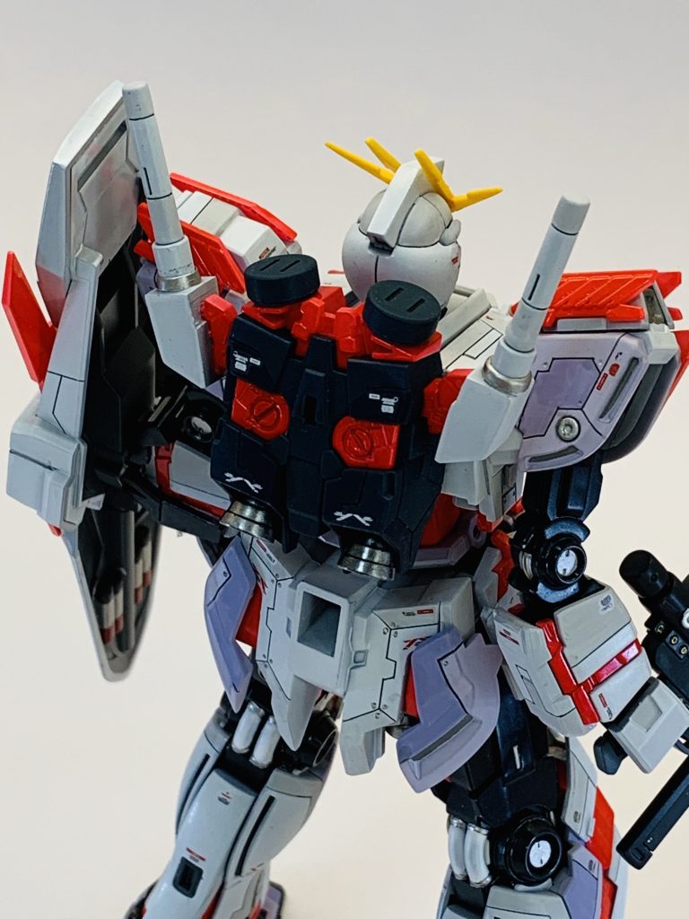 サーベルラックはピンに差し込むタイプでしたが、折れる可能性があると思い。サーベルを穴に差し込めるように加工しました。