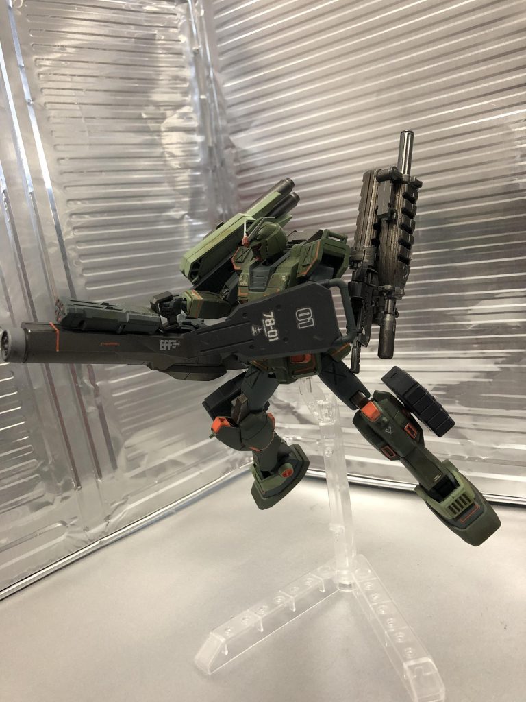 ## フレームランチャー
本機を象徴する武器
ヘビーガンダムのものに似ているがこちらのものは*ビームガトリング*となっている。
そのため、上部に冷却装置、側面にエネルギーパックがついている。
このビームガトリングの実現性の低さがFHCがお蔵入りになった理由だとする説も存在する。