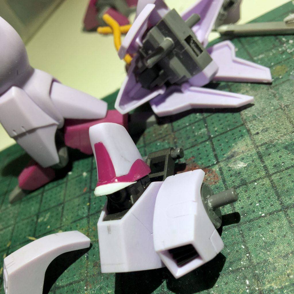 ヒサシ取り付け中。ホントは帝国氏のようなモノアイカバーをつけるつもりでしたが断念(妥協)