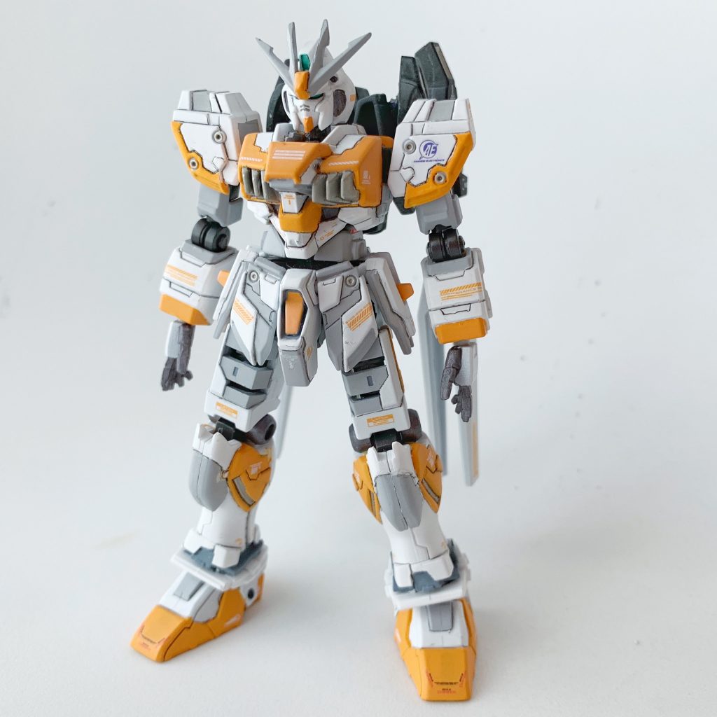 劇場版ガンダムNT公式サイトのメカニカルでは、ナラティブガンダムについて『RX-93 νガンダムの前にサイコフレーム試験機として開発された経緯をもつ。』と記されていますが、ガンダムセンチネルで文字設定のみが記載され、RX-90の形式番号と「サイコ・フレーム試験機」という解説が与えられたμガンダムとイコールであると想定。