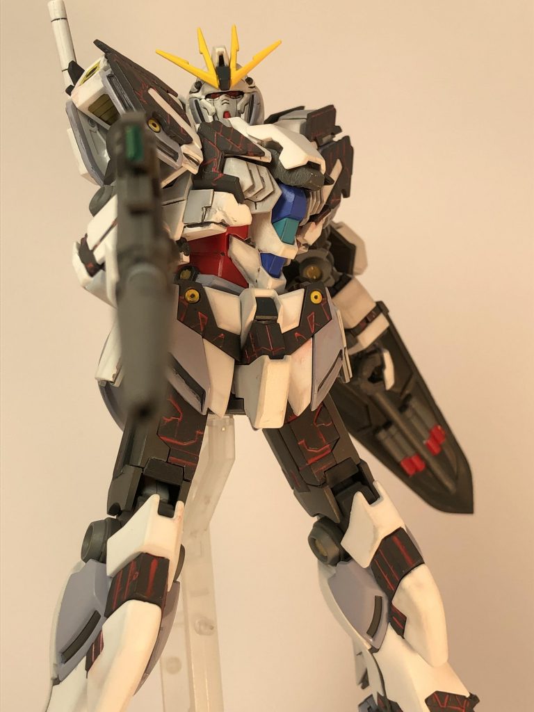 ビームライフルを下向きに撃つシーンです
赤目で仕上げたので、悪役っぽいカットもハマります。