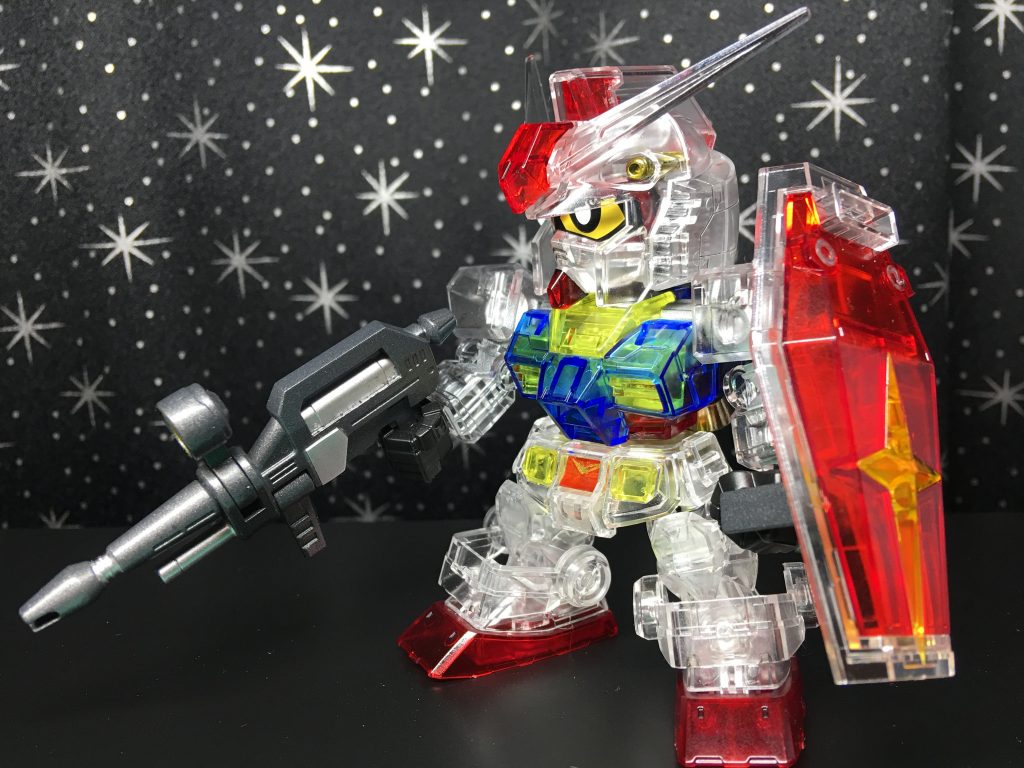 フル装備。やはりガンダムは半透明でも強そうだ。
また、股間の赤、シールドの十字、後頭部の赤は透明なままなので、クリアレッド、クリアイエローで塗装しました。