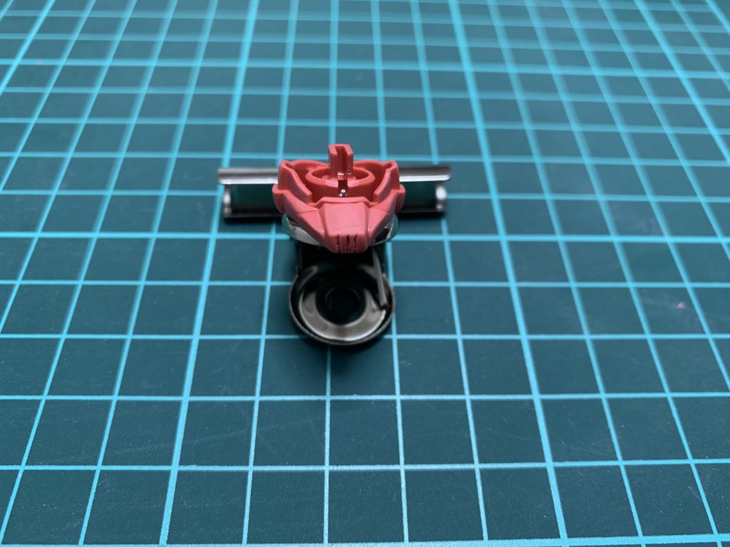 豚鼻部分をヤスリ、タガネでスジ彫りをしました。サイドはヤスリをし、膨らみをとりました。