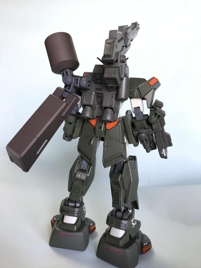 タンクはガデッサ、キャノン基部はゲルググキャノン、キャノンはパワードジムカーディガン、足のホバーフットブースターはドムトルーパーから。追加のサイドアーマーは二穴ファイルの止め具を使用しています。また、