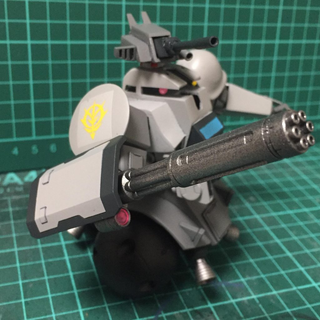 此処でオラ設定…
ギガン(グラナダ防衛仕様)
UC0079下旬.戦線が宇宙に移行しソロモンが陥落したことにより,グラナダ防衛の為にキシリア少将がペズンから寄越した拠点防衛用MS.
並行して開発されていた他の機体よりも安価で操縦性の良い本機は多数月面にて運用,グラナダを防衛していたという.
本機独自の兵装として大型ミサイルが挙げられる.これはムサイやチベ等の戦艦に使用される大型ミサイルを転用したもので,数に劣る分を火力で補おうとしたする意図が見られる.尚,半数にビーム撹乱幕が内蔵されていたようで実質「走るガトル」の様な扱いだったという.白塗りで運用された本機は大多数が大破し損失,残る数機はアクシズや他の勢力に持ち込まれ,その姿を変えて運用され続けている…………