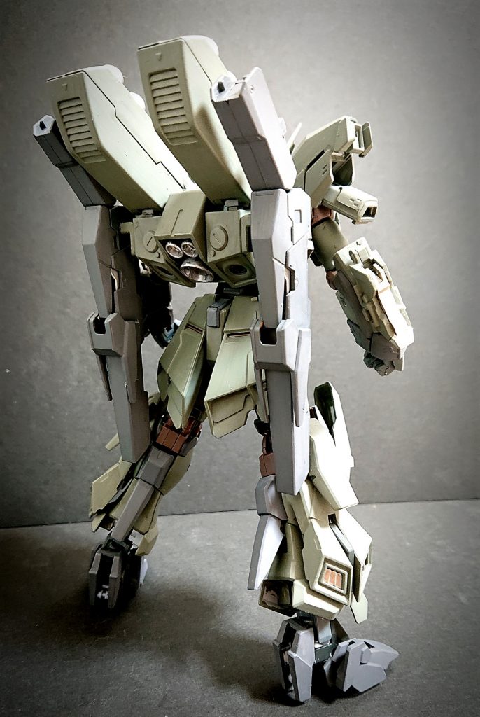 背面にマウントされたメイン武装のビームキャノンは分離合体します