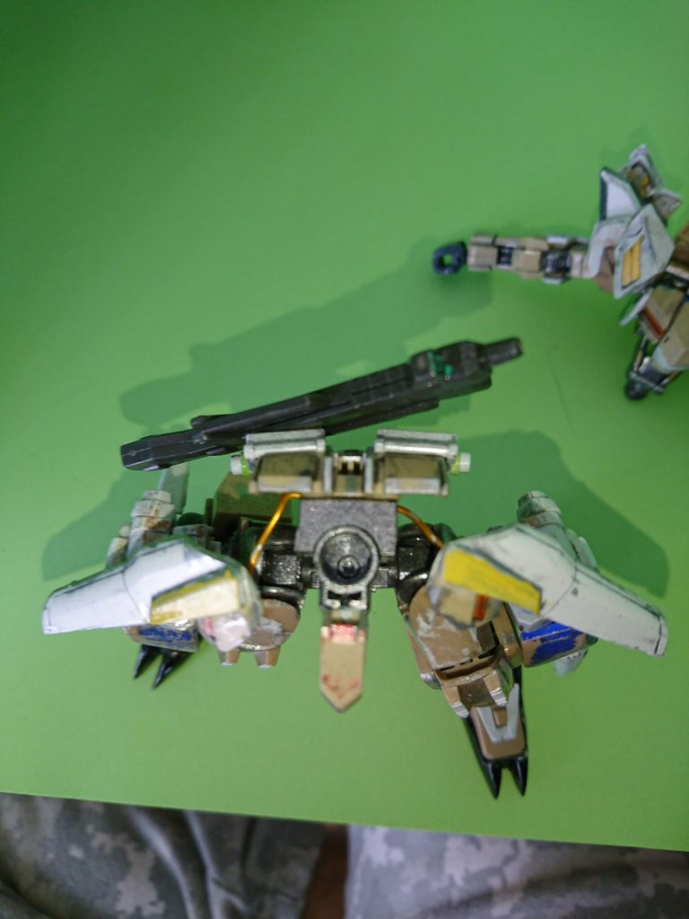 前のスカートは針金にして脚の可動を広くしました