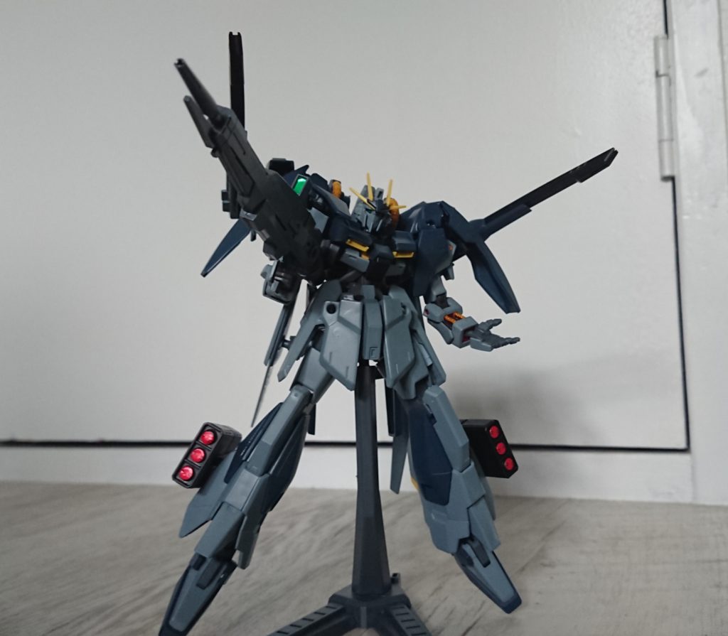 ビームライフルとバックパックのキャノンと脚のミサイルを同時発射でフルバースト