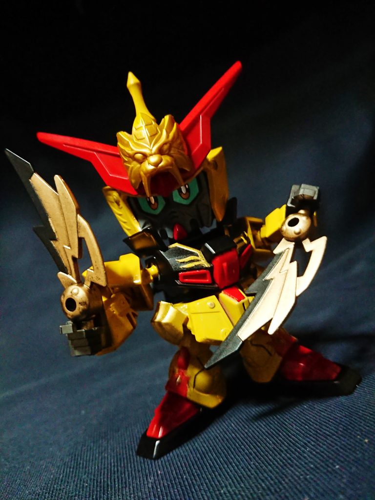 三国時代の張飛ポジションのキャラクターとなります。劉邦が龍帝の化身のように虎暁の化身に設定しました。項劉決戦編は∀の機体をメインに制作する予定でしたが、三国伝メインストーリー同様にいろいろな演者を出演させることにしました。