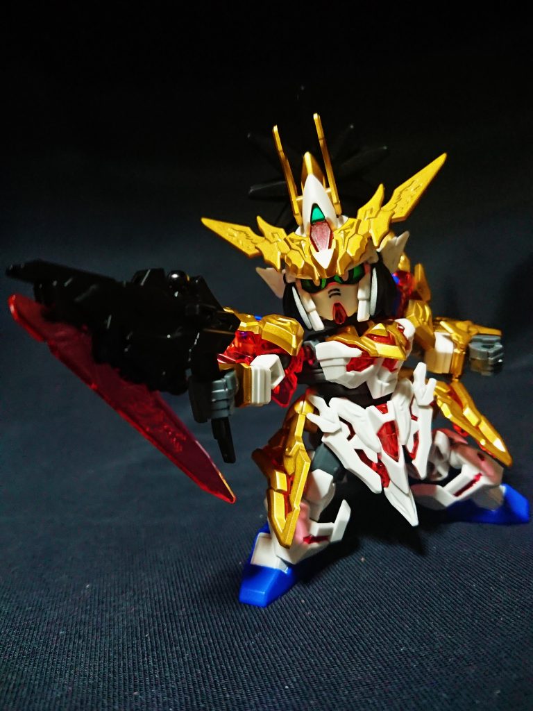 創傑伝はシールで補えない場所や、足らない箇所を設定通りでの塗装メインで制作してみました。
塗装が必要な箇所については、肩パーツが真っ青のため先端を金色に。
足の甲が真っ青のため甲部分を白に。
脛カバーと手首は真っ白のため、一部を赤系統に塗装が必須となります。