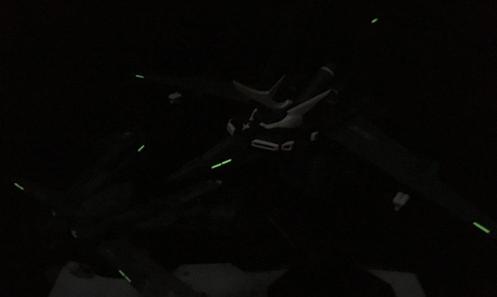 アクセントに可変機ということで、航空灯(左翼が赤、右翼が緑らしい)をイメージした塗装と、フォーメーションライトを模した蓄光シールを貼ってみました。
わかりにくいですが暗闇で光ります。