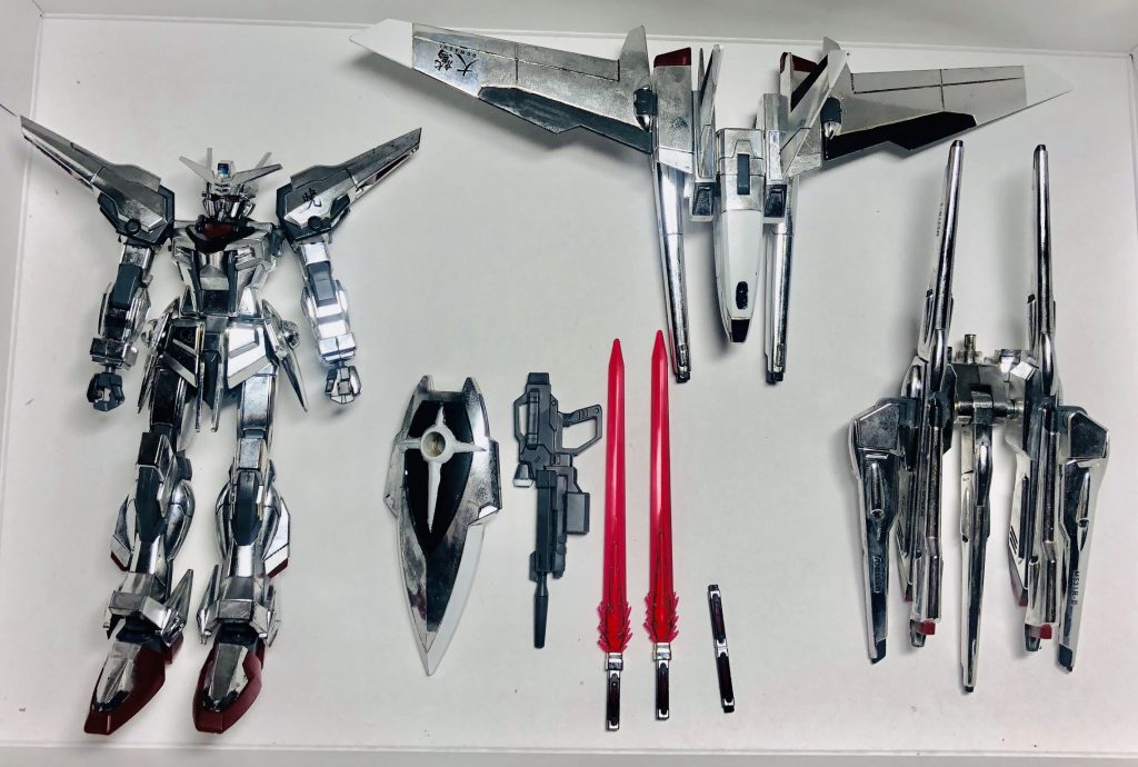 全ての武器と本体、パックの全体図です。

全体的に塗装のみで墨入れはしていません。