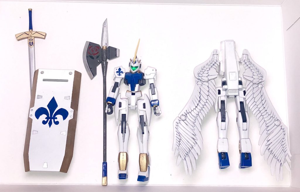 全ての武器と本体、後部ユニットの全体図です。ハルバードは他に改造中だった機体から構想変更で使わなくてなった物をそのまま流用したので、紋章が百合ではなく薔薇になっています。