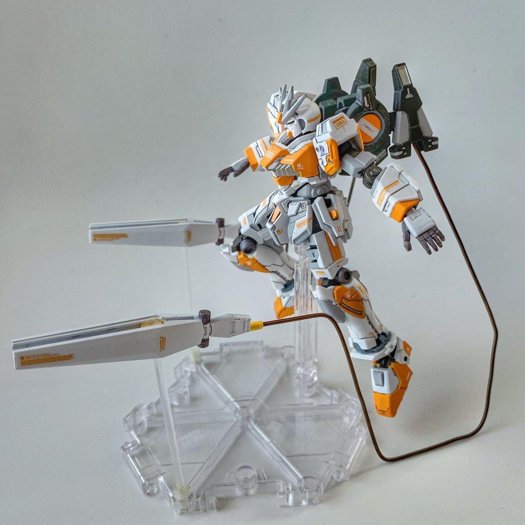 左から。射出基部や有線式遠隔攻撃端末の後端は接着していないので、取り外せば脳内設定に反してファンネルとしてもディスプレイ可能です。