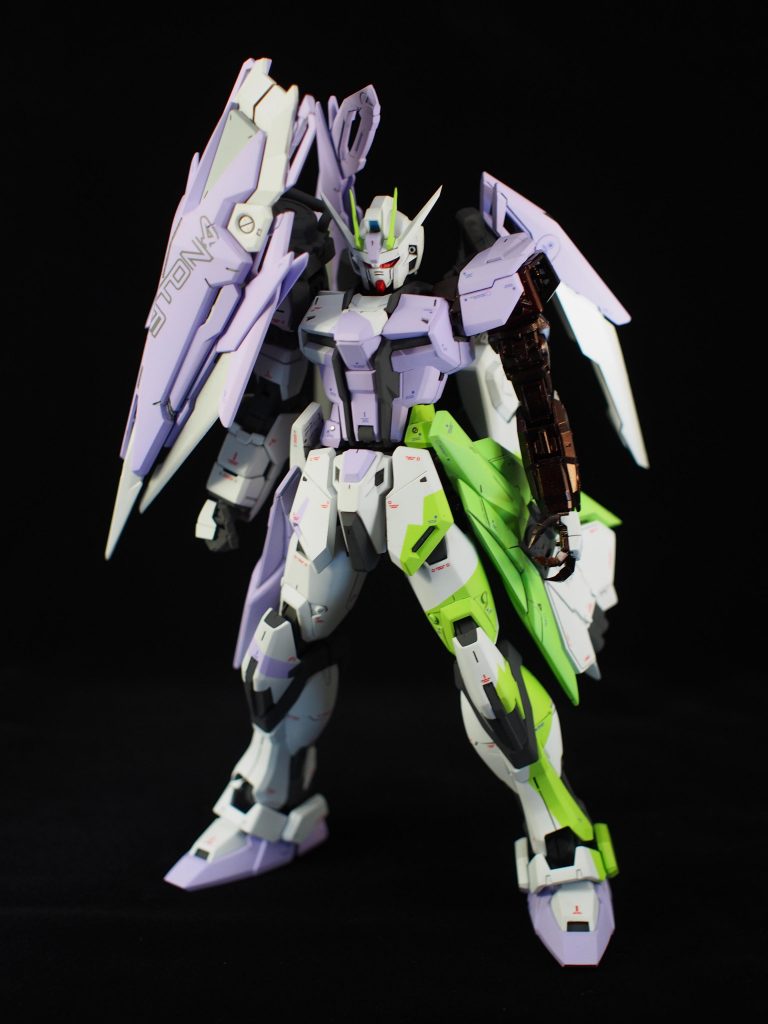 高速移動中に投擲武器を確実に敵機の関節部に当てるためには、従来のマニュピレーターでは限界があった。そのため、【イゼスバイダイト（ices-bie-dyte）】とゆう剛性の高い特殊な合金製の左腕を装備している。