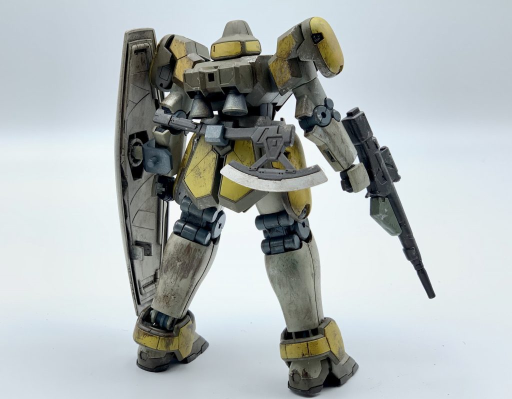 足のソール周りやバーニア周りはタミヤのウェザリングマスターで「ぽくなるように」してます。写真ではほとんどわかりませんが・・・