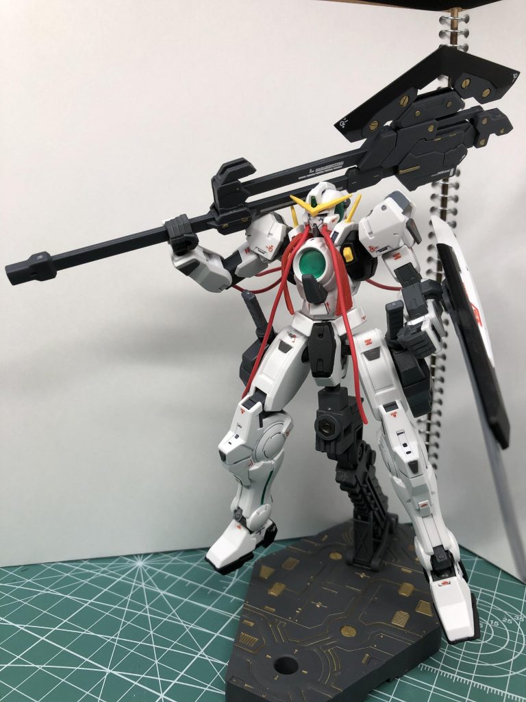 ・GNヘヴィーアックス
このナドレ・ゾルダートの装備の中で最大の破壊力と重量を装備誇る質量武器、多くの装備を結合させているためGN粒子の供給を機体から受けることもできる。その状態では武器本体にGNフィールドが生成されるため、敵機のフィールド系装備と周期を同期させることにより敵のフィールドを突破することができる対・フィールド装備用兵装でもある
頭部からの伸びている特に長い二本のケー
ブルは背面のケーブル同様機体へ粒子供給するための手段としても使われるが、本来の目的はクロスレンジで組み付いた敵機にケーブルを接続し自身のGN粒子を流し込むことで敵機のエネルギー伝達回路を内部から破壊することが最大の目的である