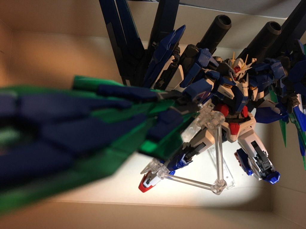 バスターソード(ライフルモード)を構えた状態
重すぎてスタンドを足に引っ掛けてようやく保持できるという欠点がありますが、大きい武器だけに迫力は素晴らしいです