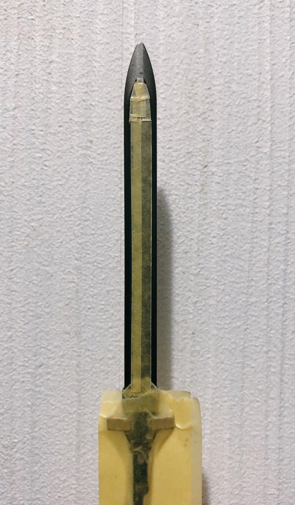 剣のマスキング状態。
一つのパーツだったので、細かに塗り分けました。