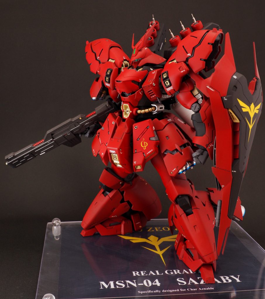 大きな改修はしておりませんが、元のキットが素晴らしいのでただただ丁寧に作ることを心がけました。
キットが元々持っていた魅力を引き出せてるでしょうか。
個人的にサザビーの盾のエンブレムといえば、RG付属のものよりこちらが頭にあがりますね。
一部の色レシピとしては以下になります。
赤=黒サフ(ガイア)⇒ディープレッド(フィニッシャーズ)
金=黒サフ⇒スターブライドゴールド1:スターブライトシルバー1