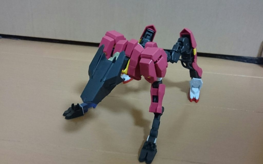 頭部に使用したのはバルバドス第6形態の「第5形態用リアクティブアーマー」です(●^o^●)形まんま犬だったのでそれにしか見えなくなりました。基本フレームはフラウロスを使っていますが(少し向きの違う足関節も含め)バルバドス第6形態1つがあれば作ることができます。是非どうぞ■D\(^^