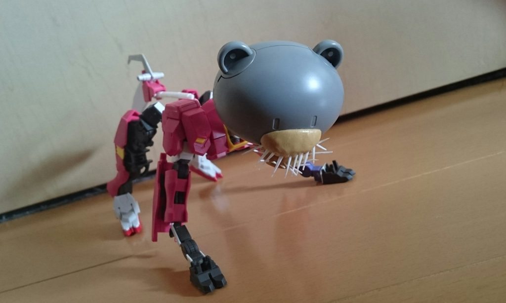 元々フラウロスの四脚が気に入らなくもっと獣になれよっ!と製作を開始しました。製作自体はかなり前からやっていましたがなかなか完成せず令和初のガンプラ完成品となりました。