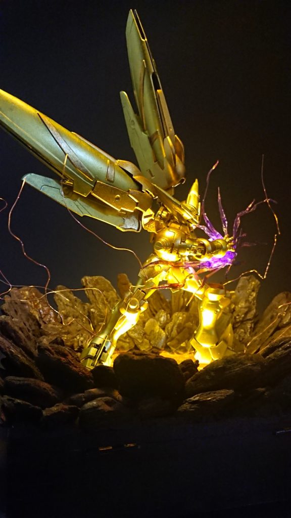 ゴッドより凹凸が少ないので照明の恩恵をフルに受けてより輝いてます師匠