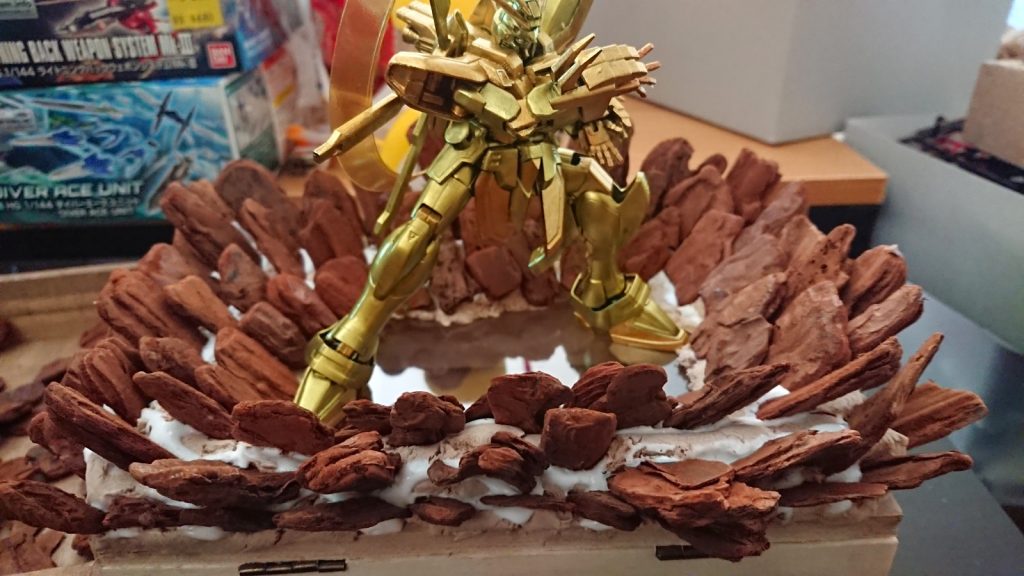 土台は天板付きのウッドボックスに粘土を盛り付けてインテリアバークをぶっ刺し、水性スプレーで黒でベタ吹き→白をシュッシュッと吹き掛け→茶色で調整と塗り、箱の中に照明とカラーセロハンを仕込んでおります
全て100均で揃うお手軽さ