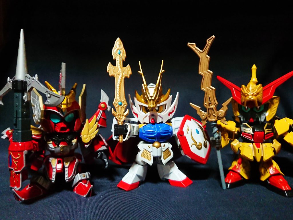 項劉決戦編の主役の三人です。バルスは初期作ですが他の二人が偶然か必然か、額飾りに三神の意匠がついたため、今の作品と並べても違和感が無いかと思います。