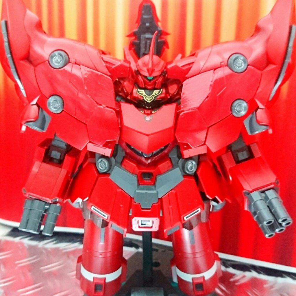 ハルユニットは当然、BB戦士シナンジュに合わせた形状になっているため、ジャンクパーツ等で隙間を埋めています(笑)。
両肩(？)上面はBB戦士シナンジュのスラスターカバー、ウェポンコンテナカバーは塩ビ板を貼っています。