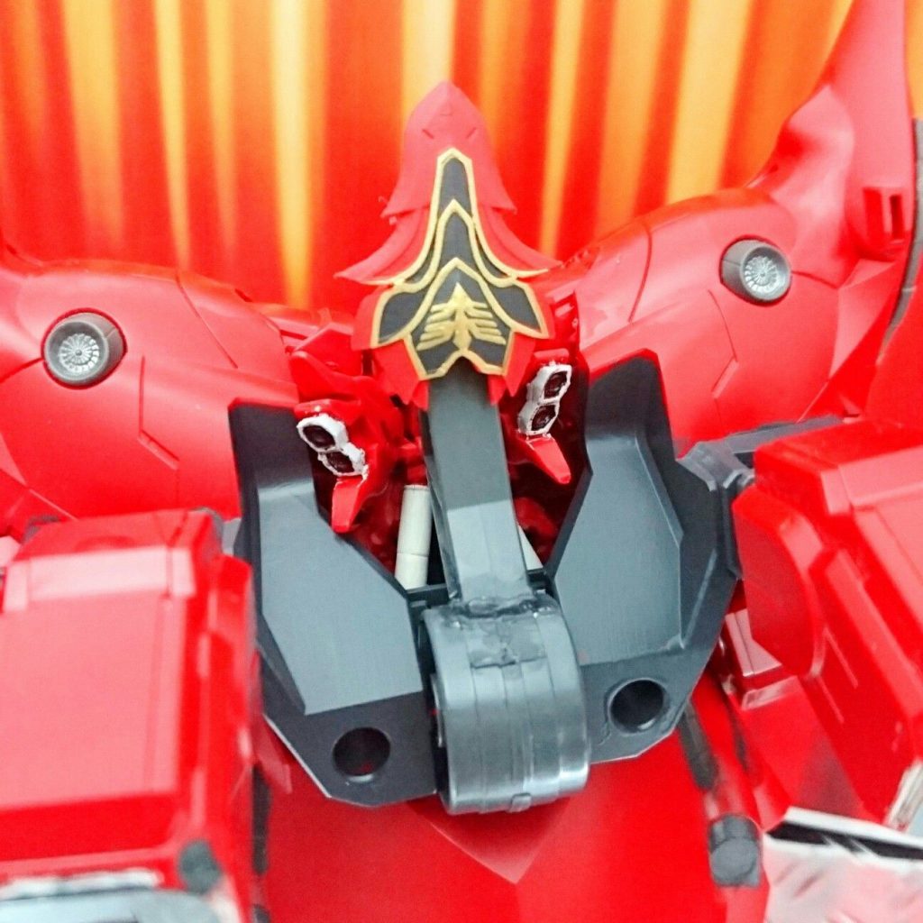 背部のシールドを接続する支柱は、一度切り離してから前後逆に接着し、表面にサイコシャード接続部、裏面にシールド接続用のピンを取り付けています。
こうすることで、幅も高さもガシャポン戦士シナンジュにフィットしてくれました。
偶然のひらめきです(笑)。