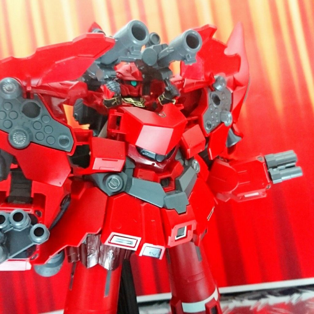 シナンジュがガシャポン戦士になったので、バズーカを構えるポーズも楽に決まる…と思いましたが、結局シナンジュ周りの隙間を埋めてしまったので、BB戦士と同じく、ハルユニット正面のロックを外さないと構えられませんでした。(；´▽｀)
ロケットバズーカはBB戦士のものを切り詰め、グリップを細く加工して持たせています。