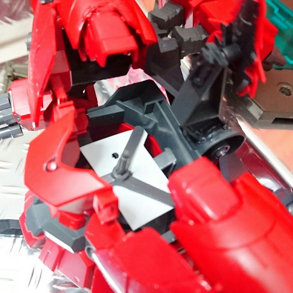 シナンジュとハルユニットの接続は、ガシャポン戦士フォルテのスタンドを、支柱の長さを少し調整して接着しただけです。
雑！U´^ェ^`U