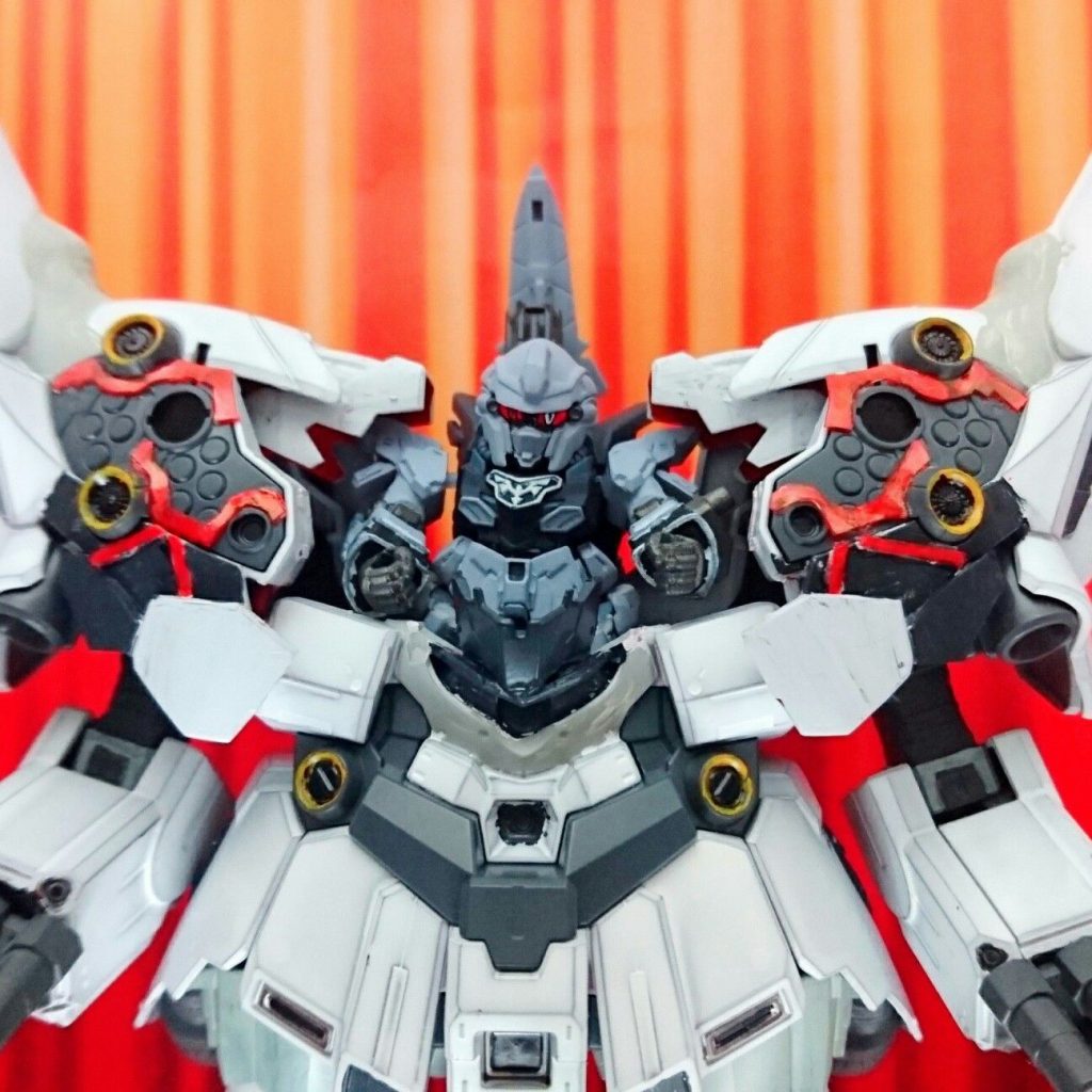 Ⅱネオジオング最大の特徴である、カバーの無くなったウェポンベイは、塩ビ板やジャンクパーツで再現。
BB戦士はリアルと大分形状が違うので、赤いフレームの形状も少しアレンジしたのですが、もうちょっと丁寧に作れば良かったかも。(;´▽`)
オミットされた胸部に追加された装甲は、BB戦士シナンジュのマスク部分を使っていますw