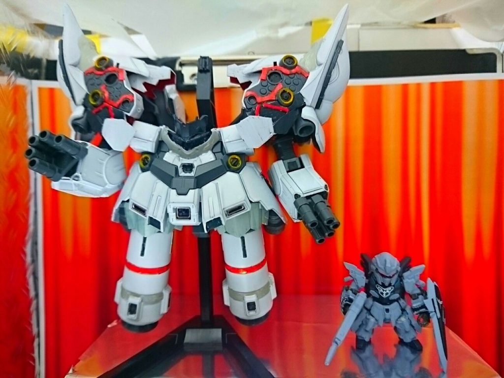 シナンジュスタインは勿論降ろすことが可能。
スタインはコンバージそのままではなく、脚や腰を切り詰めている他、SDらしくツインアイに瞳を描き込んでいます。
接続はスタインの股間に2ミリ穴を開け、ガシャポン戦士フォルテのスタンドを使っています。