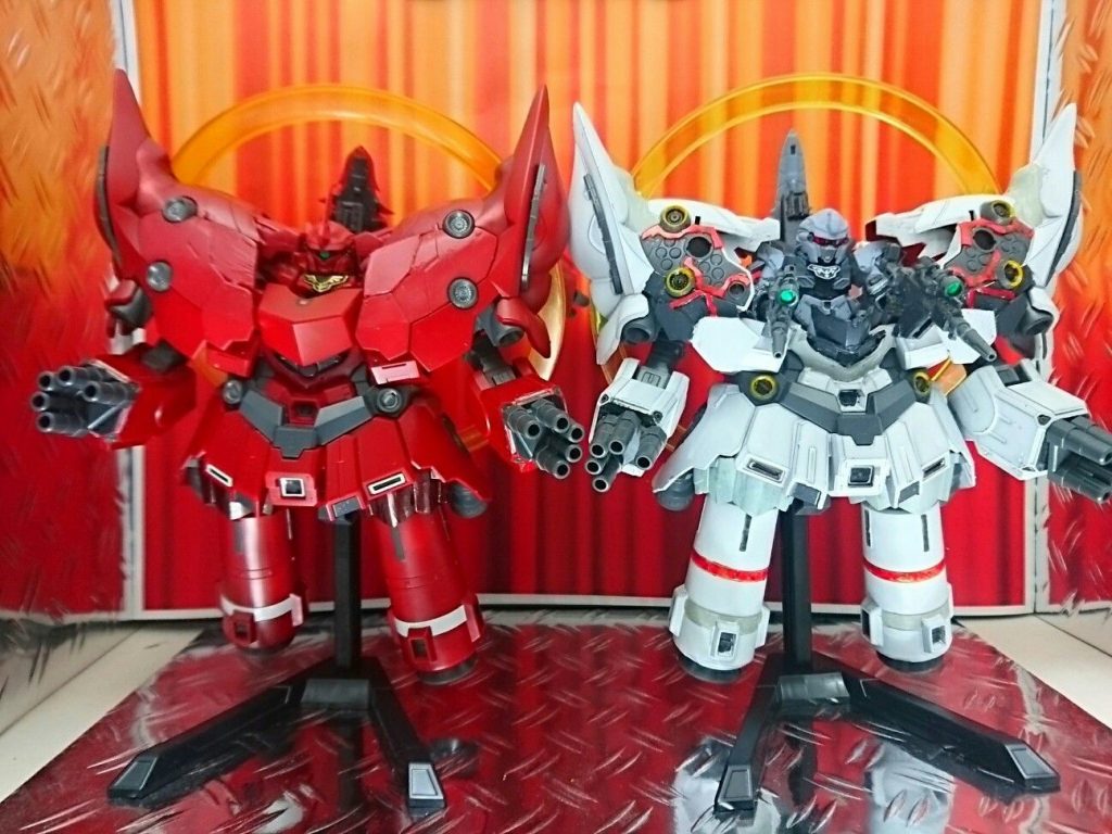 フロンタル機と比較。
二機並べると神々しいです…いつかエクバかGジェネあたりでこういうステージありそう…w