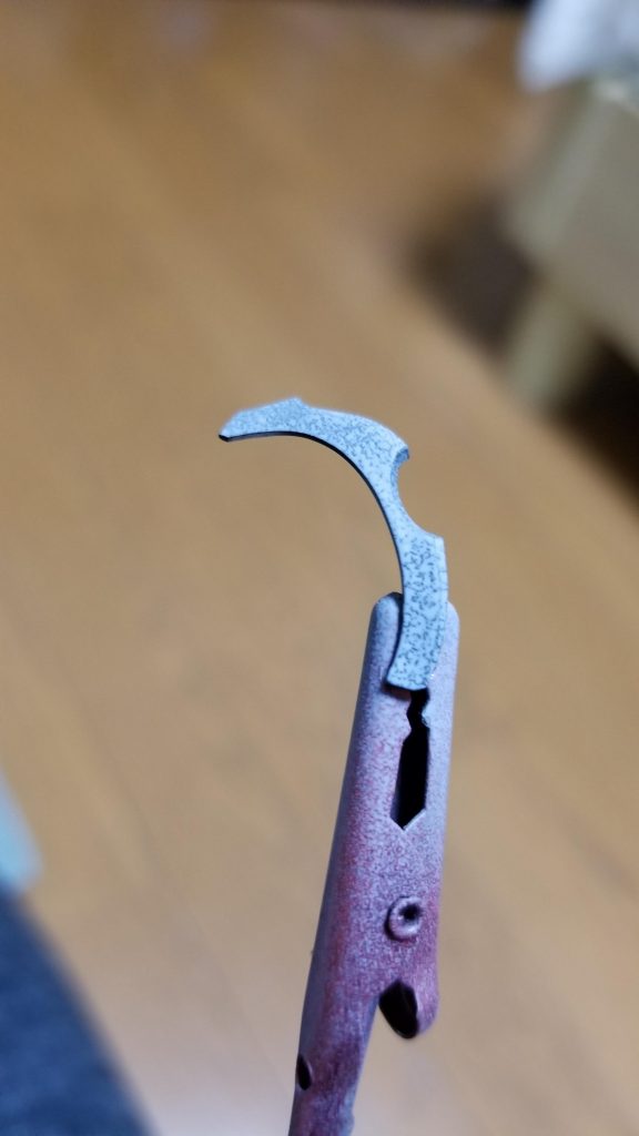クリップから落ちて塗膜が傷ついたものをヤスリがけしてサフして直しました。