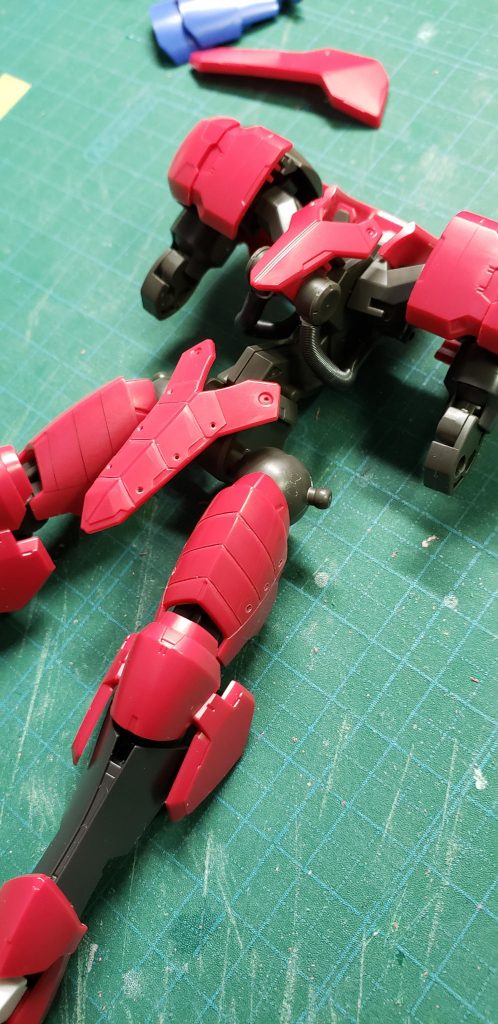 装甲を蛇腹にするためにガリガリ削りました。
至るところにマイナスモールドの穴を開けたりとかなり手をくわえました。