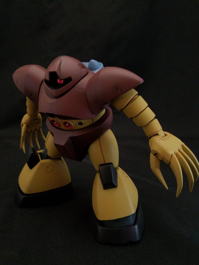 モノアイは基部がボールジョイントになっているので、自由に動かせます。