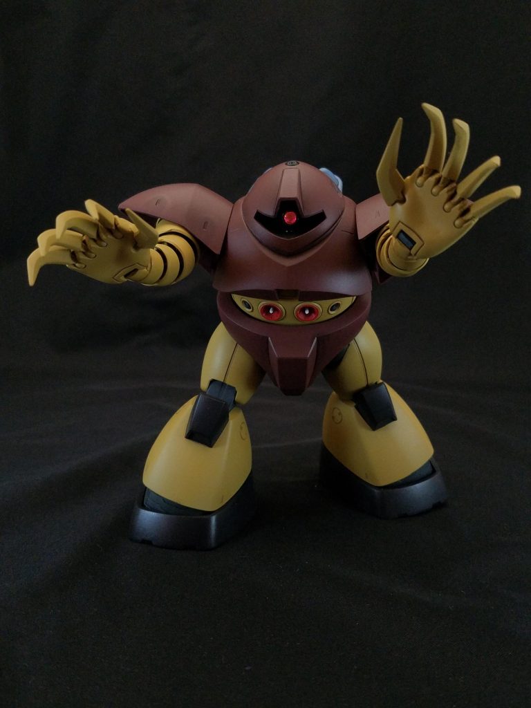 見辛いですが、手のポリパーツの露出が気になったのでカバーパーツをスクラッチして取り付けました。