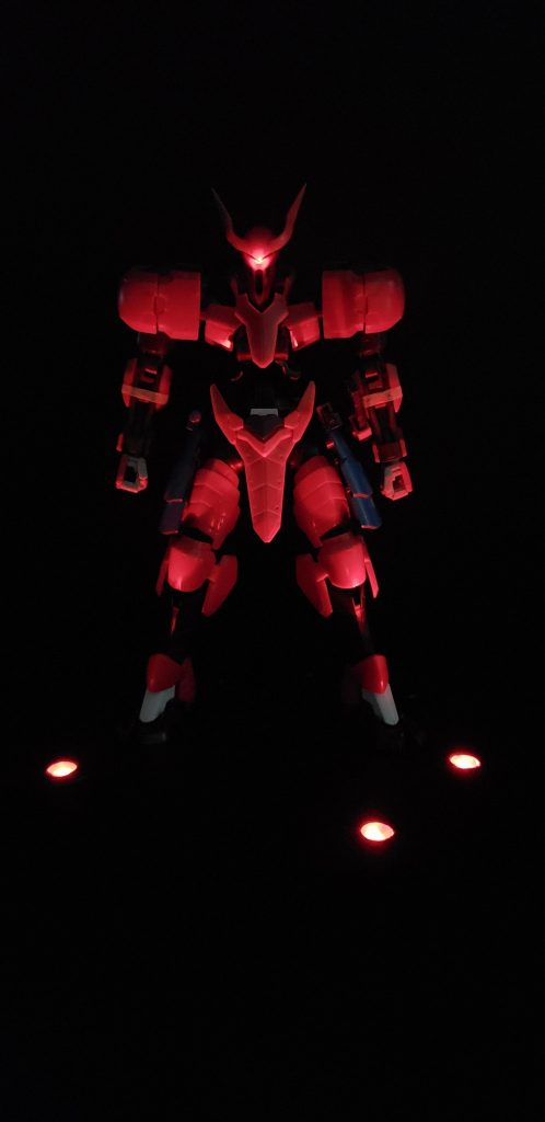 いつも通りセンサーがLEDで光ります。
上の完成品一応全部光ってますがわかりづらいですね…