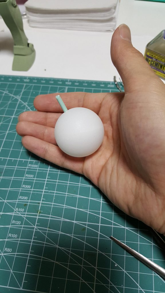 Ez8のように折れた腕を叩きつけることも考えましたが、しばらくして脳内がジャッカー電撃隊に行き着きました←どんな思考回路(^-^;
百均のピンポン球にランナーを挿し込みました。