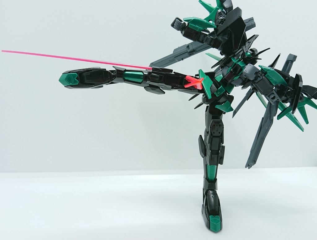 脚はトランジェントとバエルを組み合わせ、膝にバエルの踵とクロスボーンX1のブランドマーカー、エクシアのビームサーベルを移植しています。