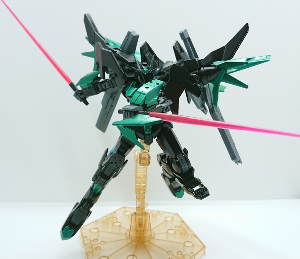 フロントアーマーの強化ビームサーベル(左)に加え、写真では見えませんが後腰部のアーマーをダイバーエースのものにして、ビームサーベル(右)を追加しています。