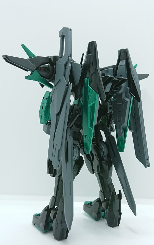 背中もダイバーエースなのでバックパックとしてエースユニットを装備。
その他、破壊活動を主眼に据えているとイメージして使用頻度の上がったロングライフルを右に、格闘武装を多く追加した結果依存度の下がったバスターソードを左に、配置を変更しました。

･･･ビームライフルとロングライフルの持ち手が被って同時使用が手間な上、ビームライフルを懸架する場所が無くなっていることに今気付きました。
愛がないガンプラですね･･･